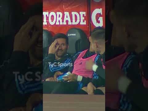 ¿DE QUÉ SE RIEN MESSI, LOMÓNACO, MEDINA Y  MASTANTUONO EN EL BANCO DE SUPLENTES?🤔