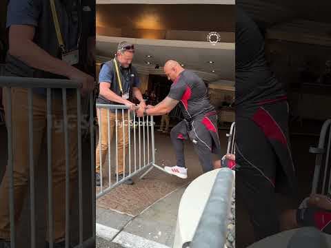 SE NECESITABA DOBLAR UNA VALLA EN EL HOTEL DE RIVER Y APARECIÓ LA ROCA💪